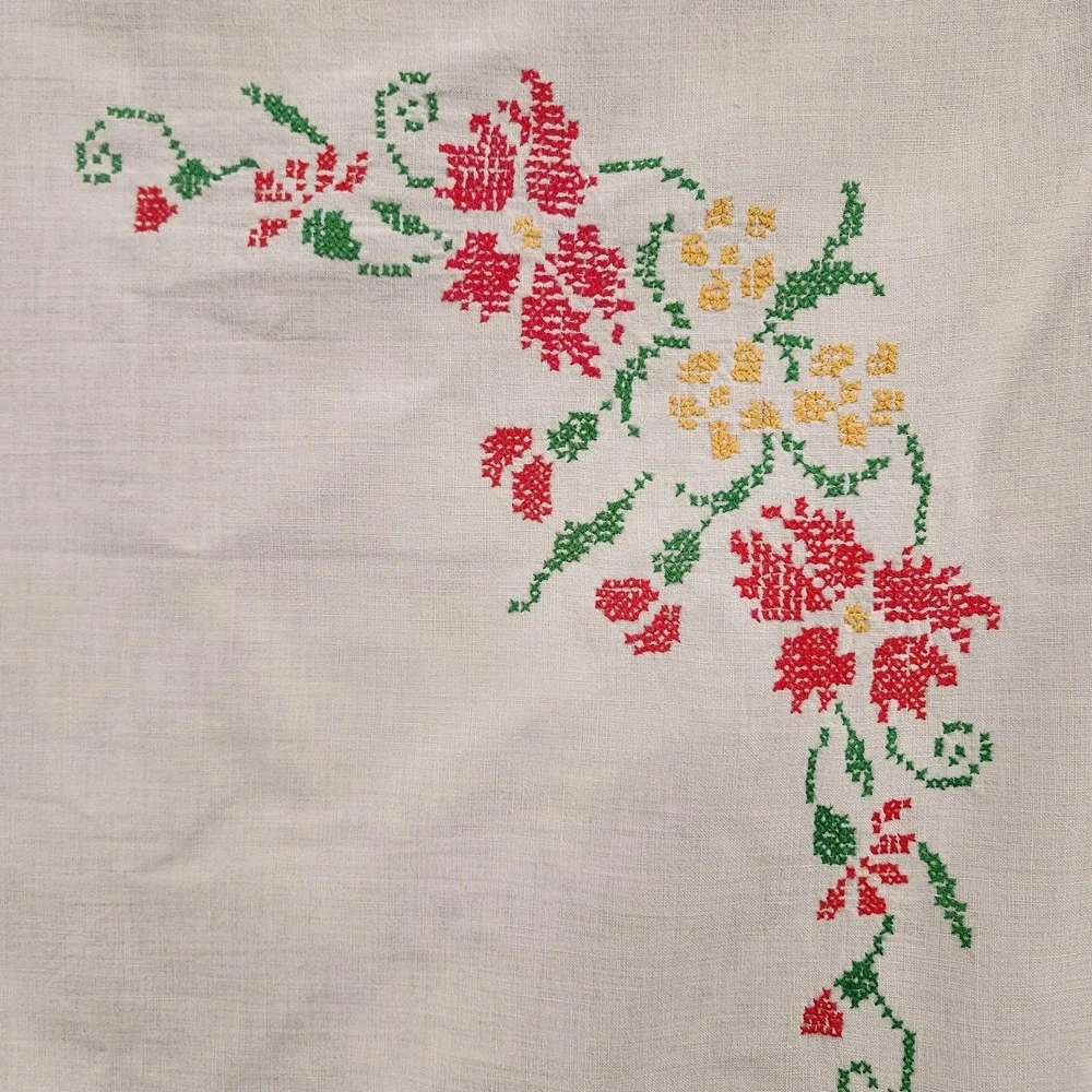 Vintage Tablecloth Hand Made Embroidered Floral Crochet Lace Trim Cottage 32x35